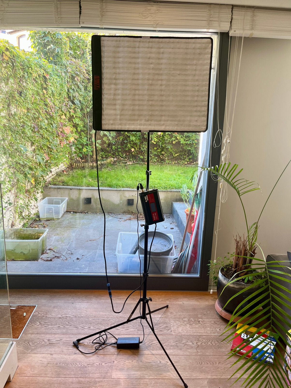 Swit S2610 with soft box dome - as new, Ophalen of Verzenden, Zo goed als nieuw, Studiolamp