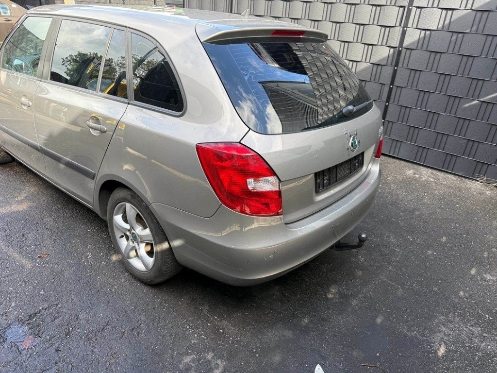 ACHTERLICHT LINKS Skoda Fabia II Combi (|5J6945111|), Gebruikt, Info@skoda-auto.de, Skoda, Max-Planck-Straße  3-5
64331  Weiterstadt, DE