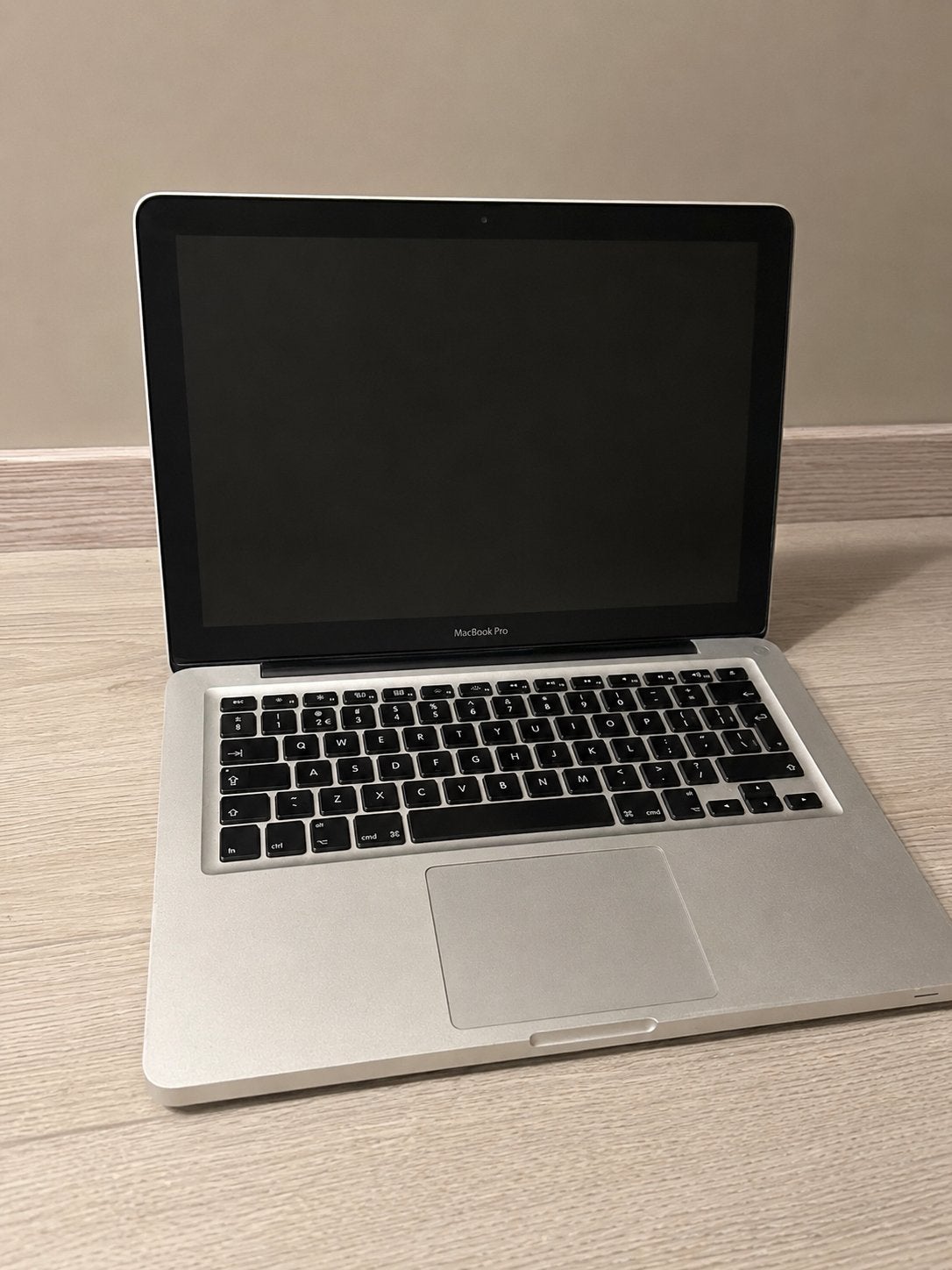Macbook pro 2010 zonder kabel en mist sroofjes aan onderkant, Computers en Software, Ophalen, Qwerty, 13 inch, Zo goed als nieuw