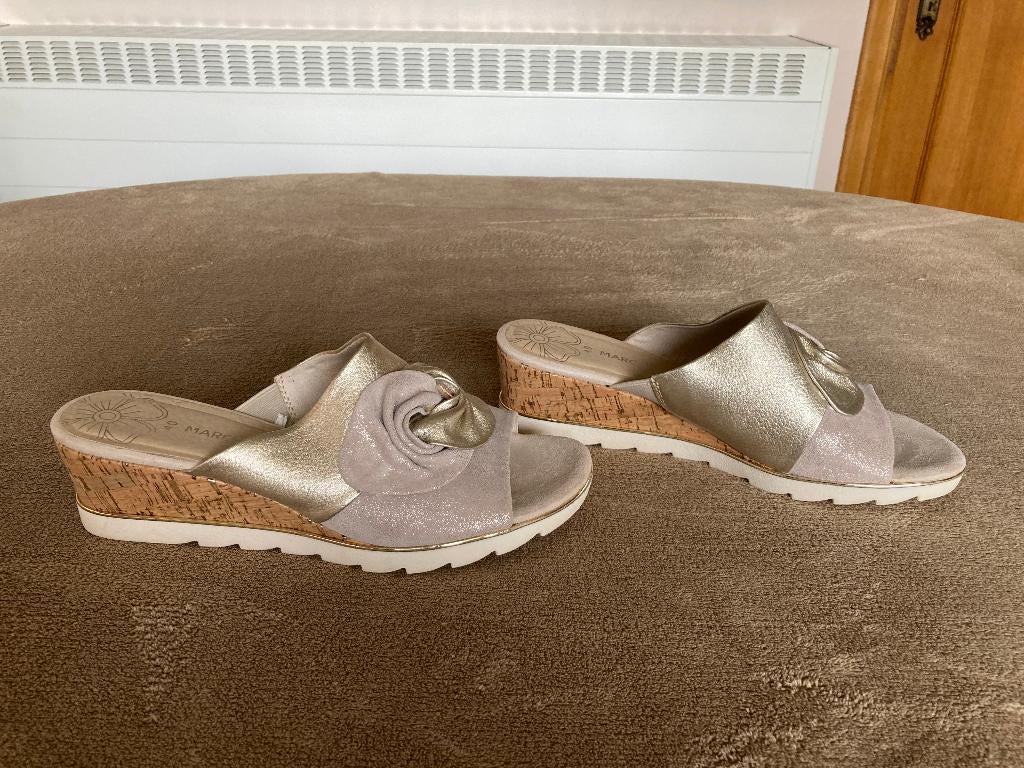Beige met gouden muiltjes, merk : Marco Tozzi, mt 40, Beige, Marco Tozzi, Zo goed als nieuw, Sandalen of Muiltjes