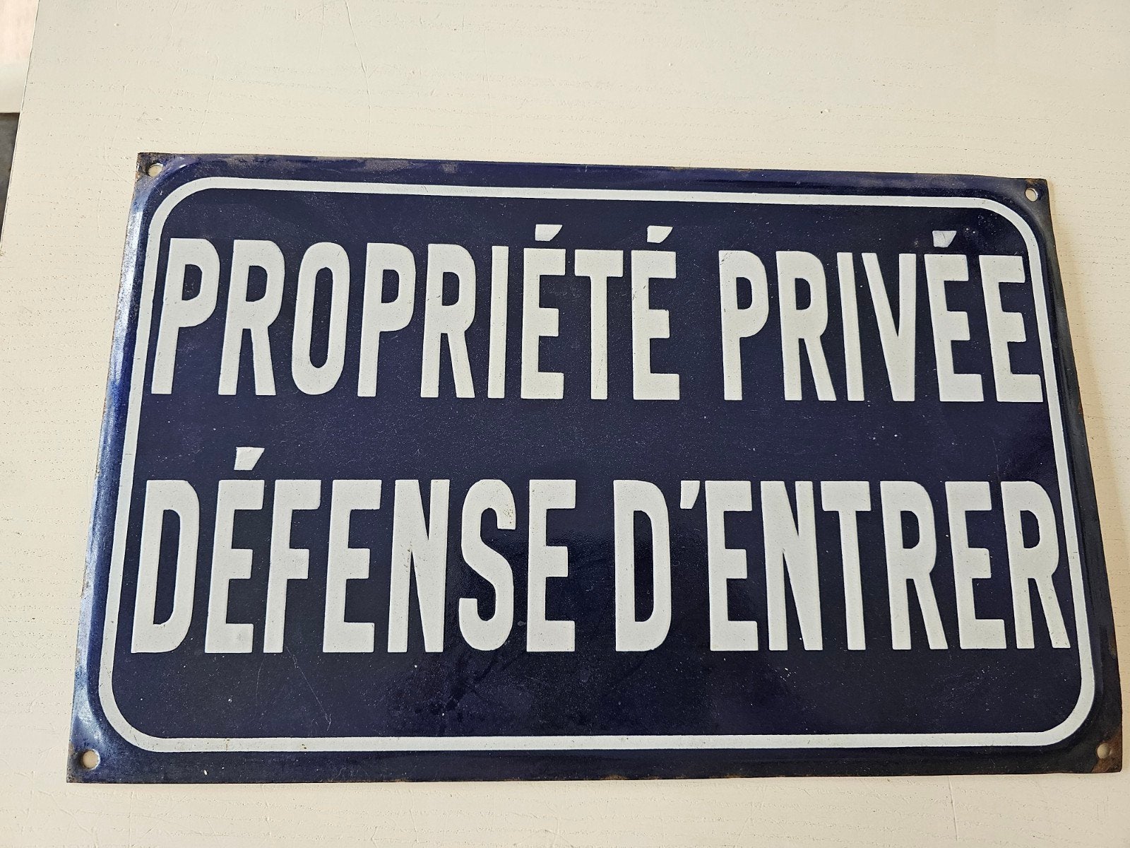ancienne plaque en émail français avec le texte « Propriété, Enlèvement ou Envoi
