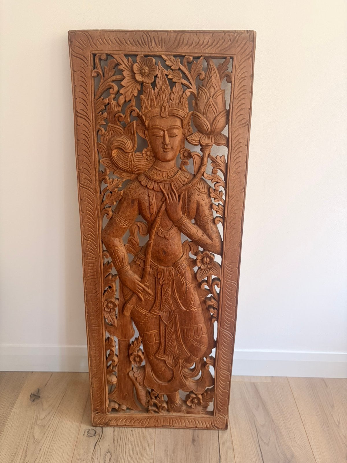 Prachtig handgesneden Balinees houten wandpaneel – godin, Houtsnijwerk, Ophalen of Verzenden, Handgemaakt, Hout