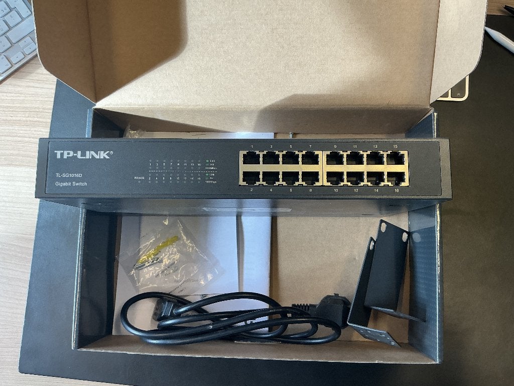 TP-Link TL-SG1016D – 16-poorts Gigabit Netwerkswitch, Computers en Software, Netwerk switches, Ophalen, Gebruikt