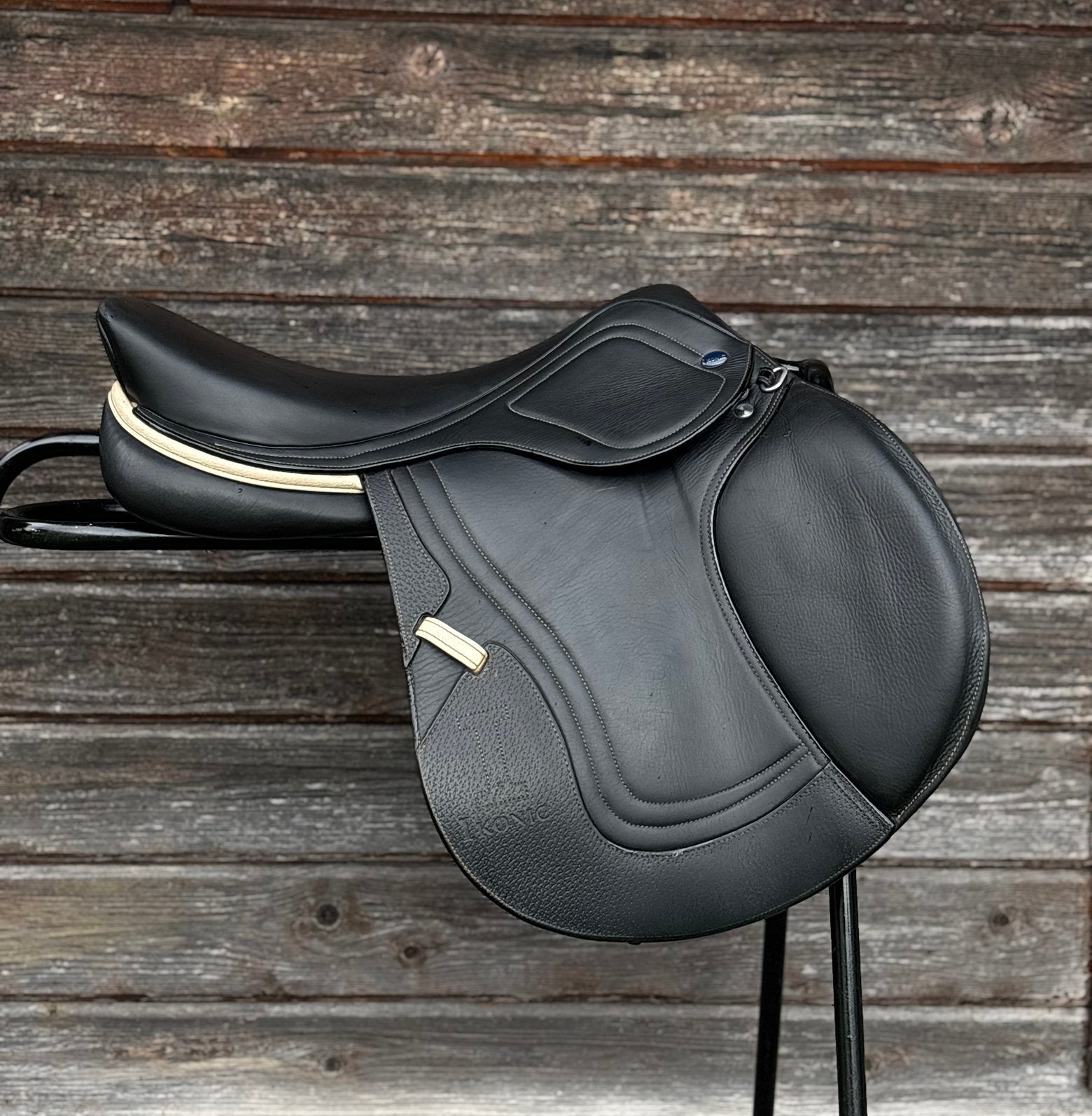 Selle de saut Ikonic Evolution noire, Animaux & Accessoires, Enlèvement, Comme neuf, Obstacle