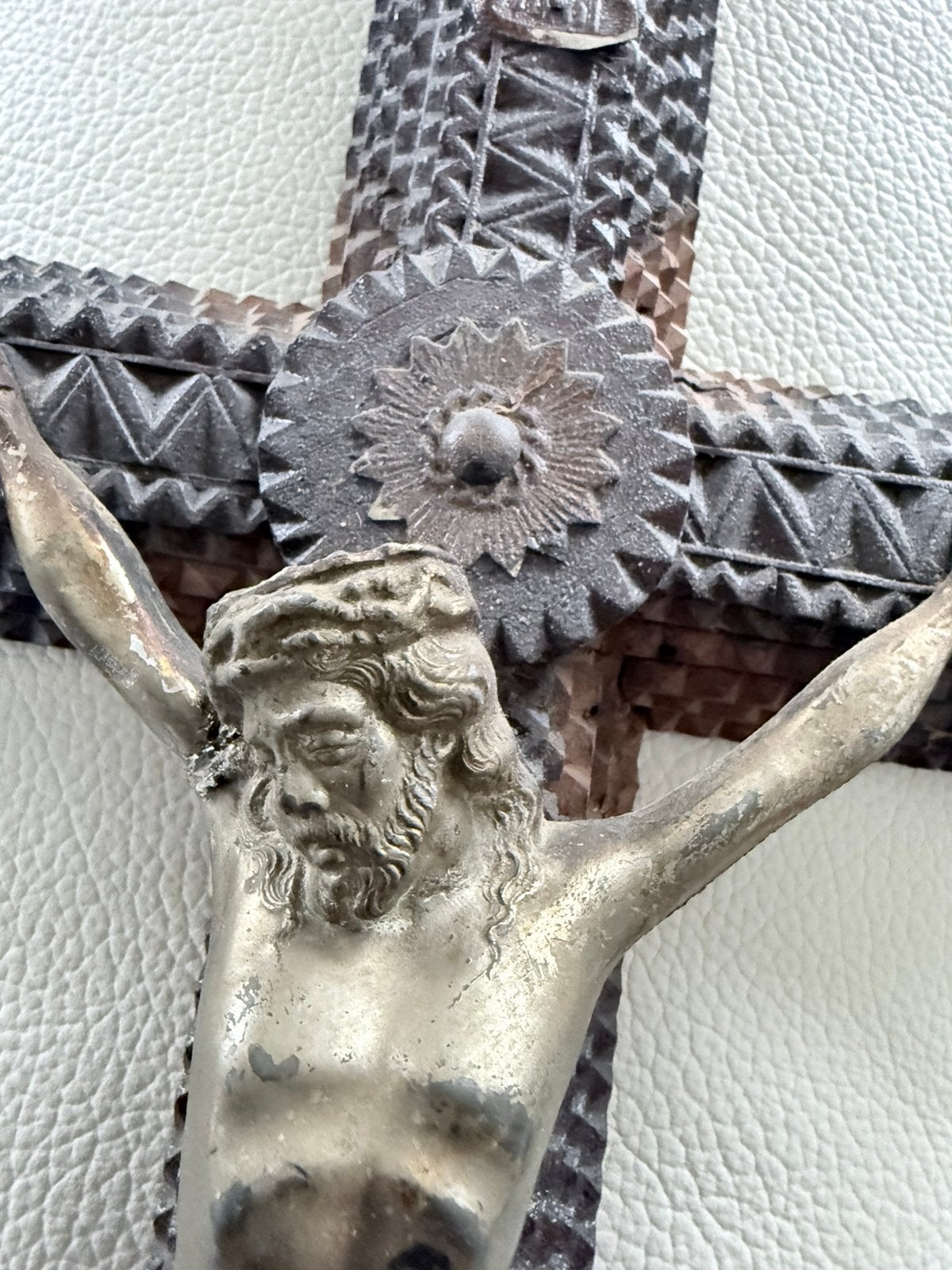 Groot kruisbeeld van naïeve kunstzwerver, Ophalen of Verzenden