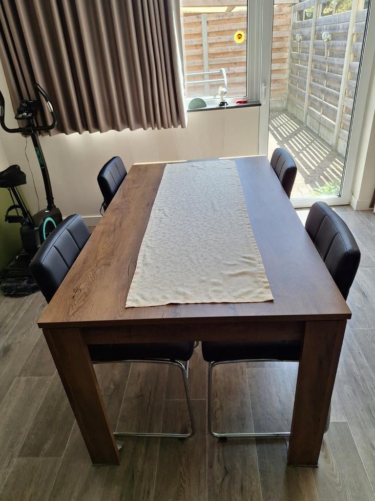 Dining table + 4 chairs, like new! Must be picked up in Mol,, Ophalen