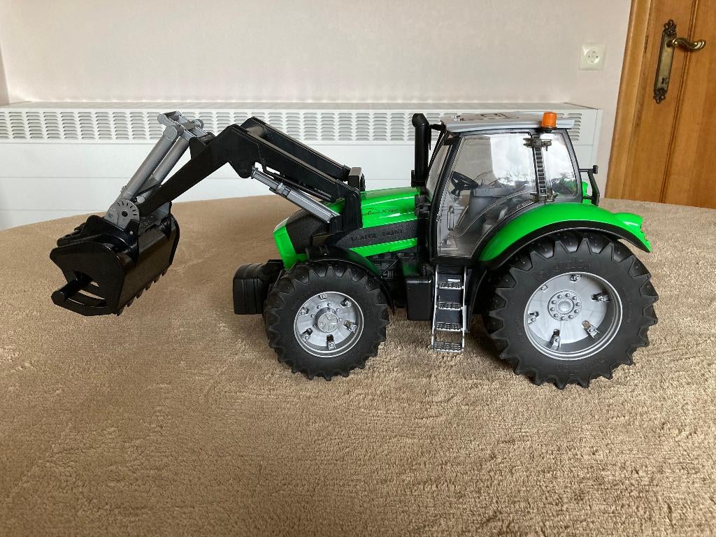 Bruder grote tractor met voorlader Deutz Fahr vanaf 3 jaar, Ophalen of Verzenden, Zo goed als nieuw