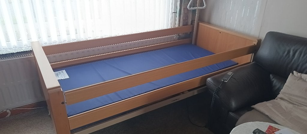 Electrisch Ziekenhuis bed met matras en extra's, Ophalen, Zo goed als nieuw, Eenpersoons, Matras