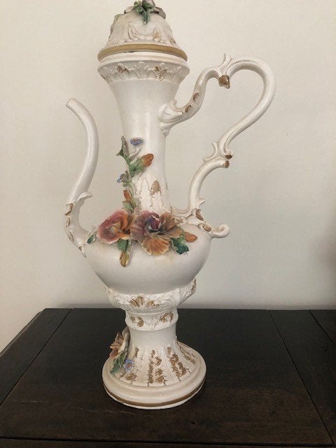 Witte decoratieve karaf met kleurrijke bloemen, Antiek en Kunst, Ophalen