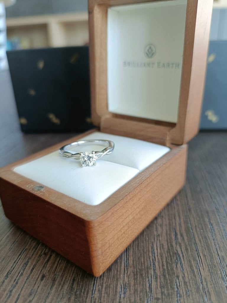 Elegante diamanten ring – Brilliant Earth – 18kt, Ophalen, Met edelsteen, Dame, Zilver