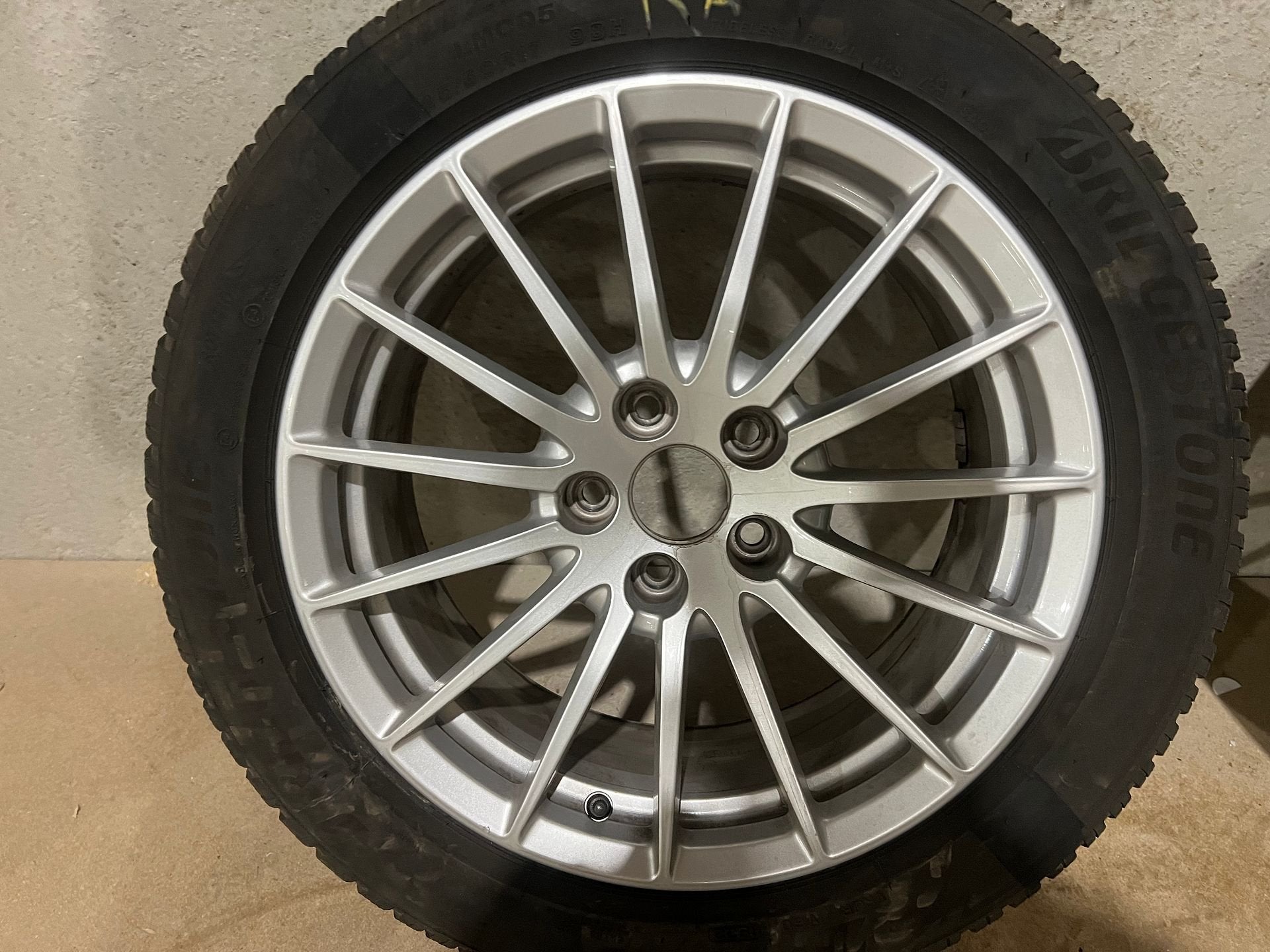 complete winterset Audi A5 Bridgestone 225/50R17 98H  4-5mm, Pneus et Jantes, Pneus hiver, -, Véhicule de tourisme