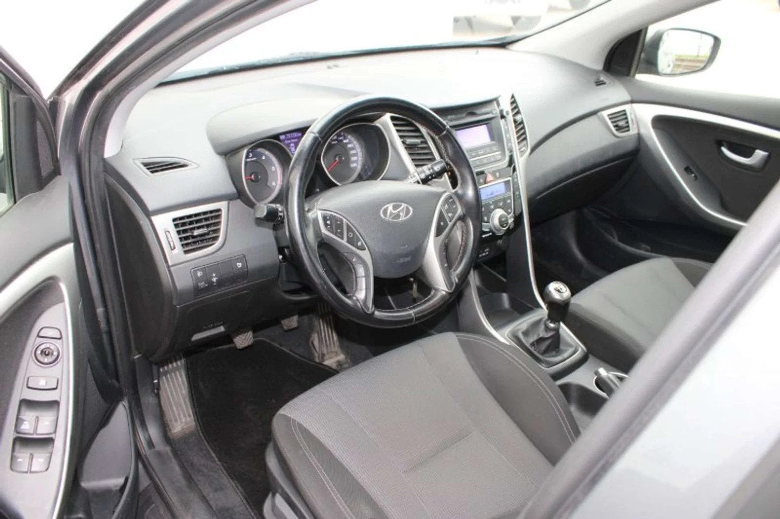 Hyundai i30 i30 SW 1.6 CRDi Airco/Cruise inclusief 2 JAAR ga, Auto's, Euro 5, Stof, Gebruikt, Zwart
