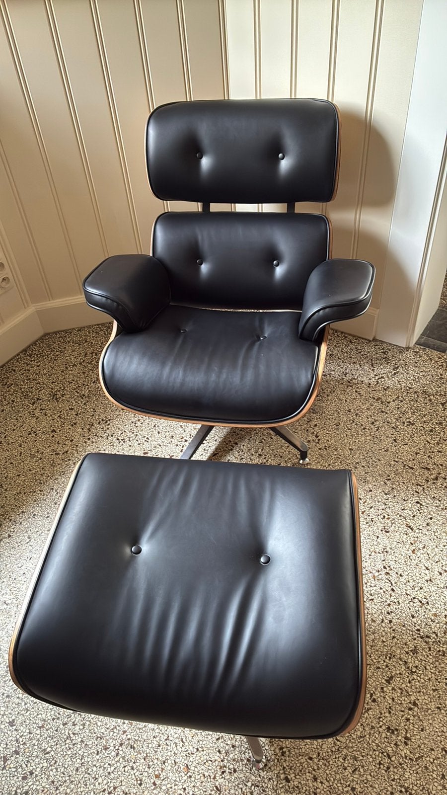 Elegante leren designstoel met ottoman, Vintage design, Huis en Inrichting, Fauteuils, Ophalen, Zo goed als nieuw