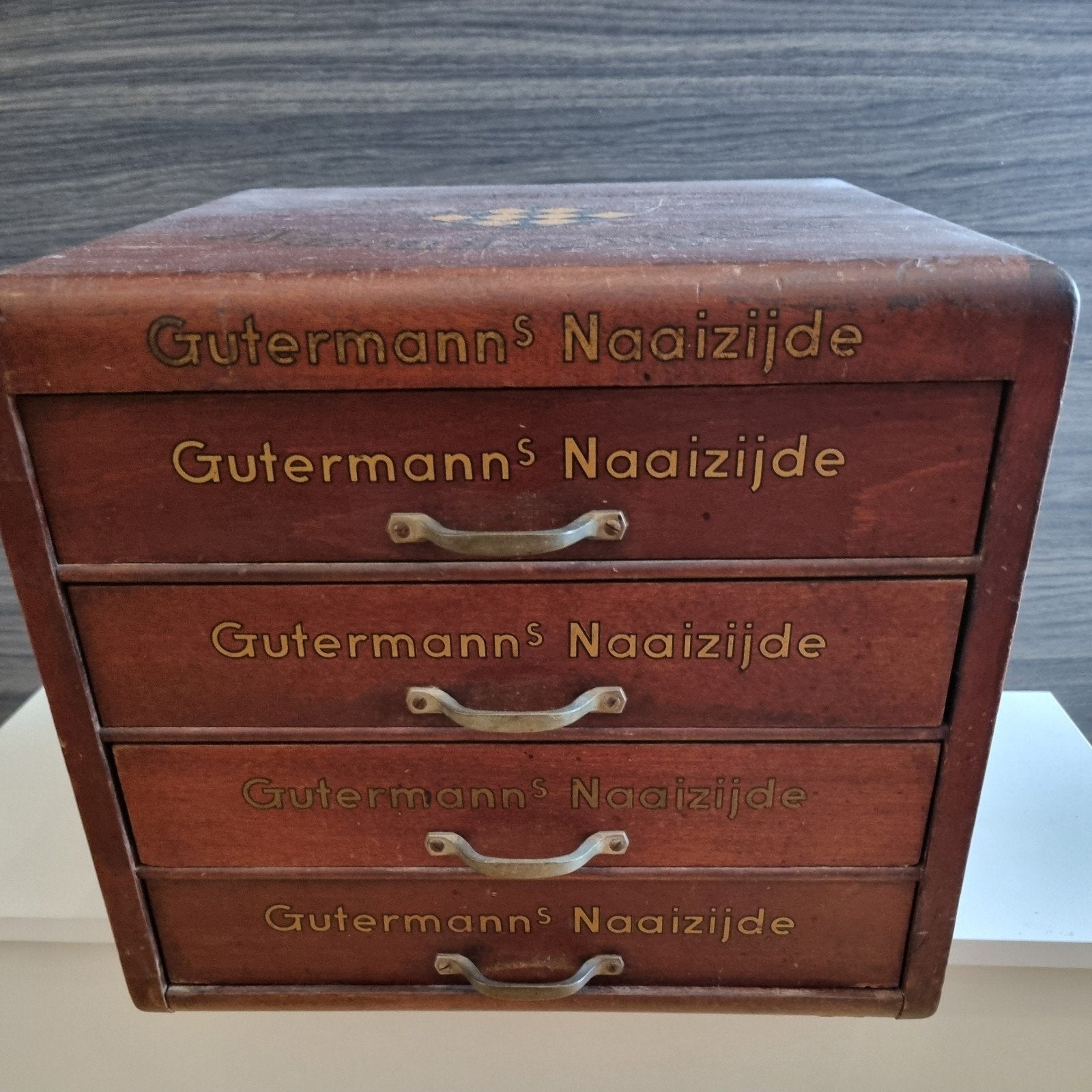 kast Gutermann's naaizijde, Ophalen