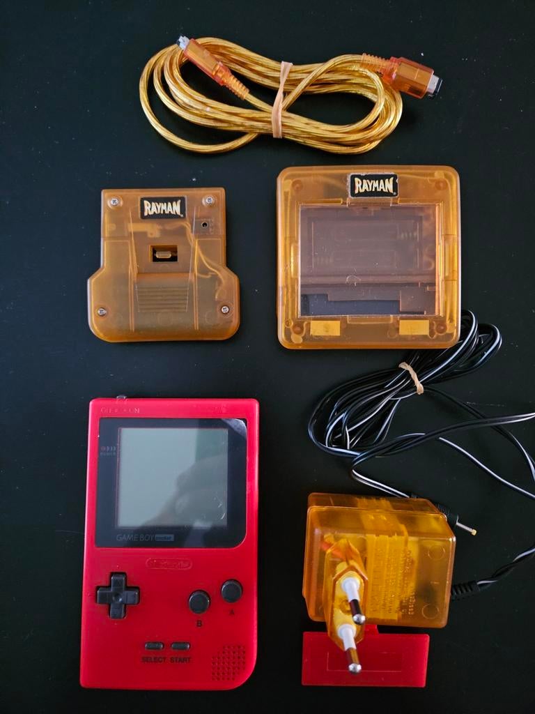 Game boy pocket red van 1996 + lader + Rayman accessoires, Games en Spelcomputers, Spelcomputers | Nintendo Game Boy, Ophalen