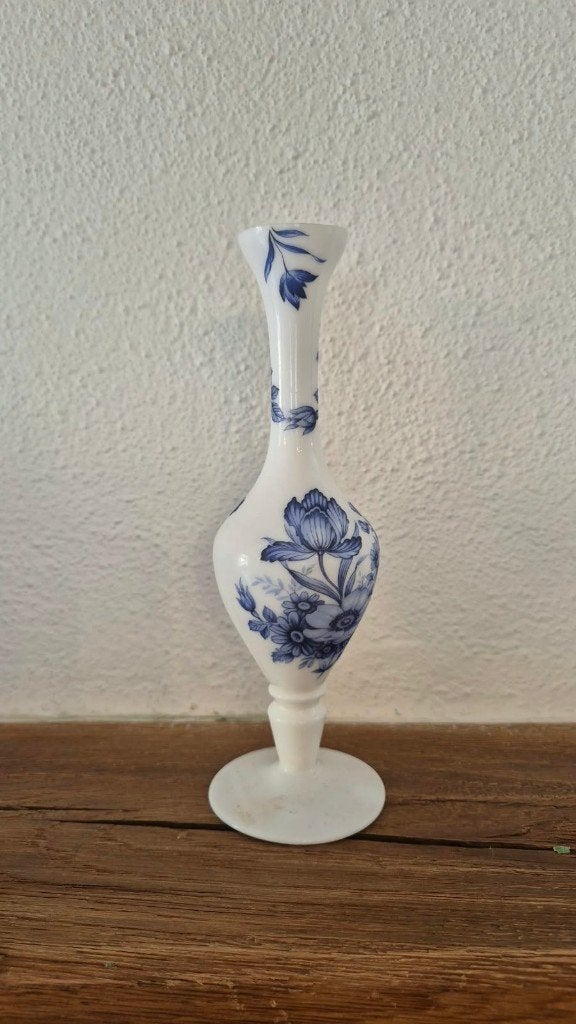Vintage Melkglas Solifleur Vaasje met Blauwe Bloemen, Ophalen
