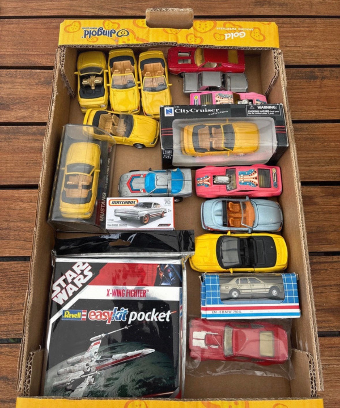 Doos met auto modellen veel mustang, Enlèvement, Comme neuf