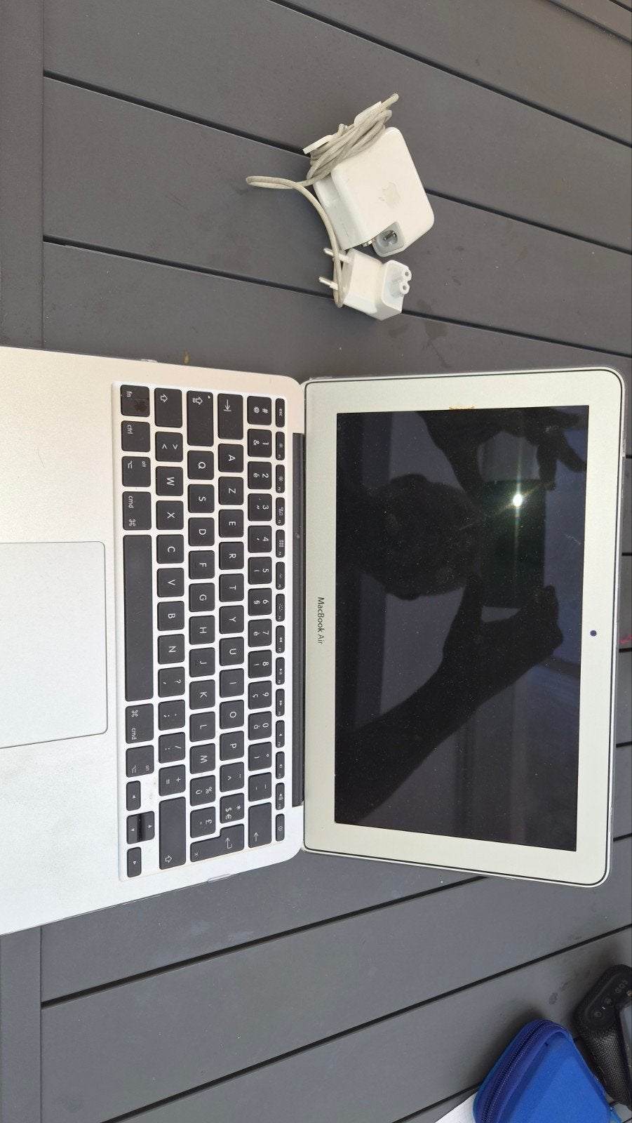 Mac Book Air, Enlèvement