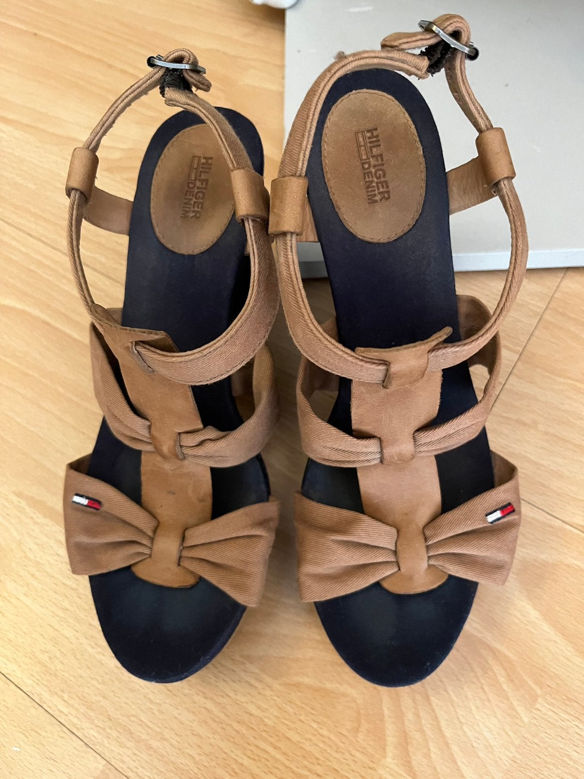Lederen sleehak schoenen Tommy Hilfiger Nieuwstaat, Kleding | Dames, Schoenen, Ophalen of Verzenden, Zo goed als nieuw, Bruin
