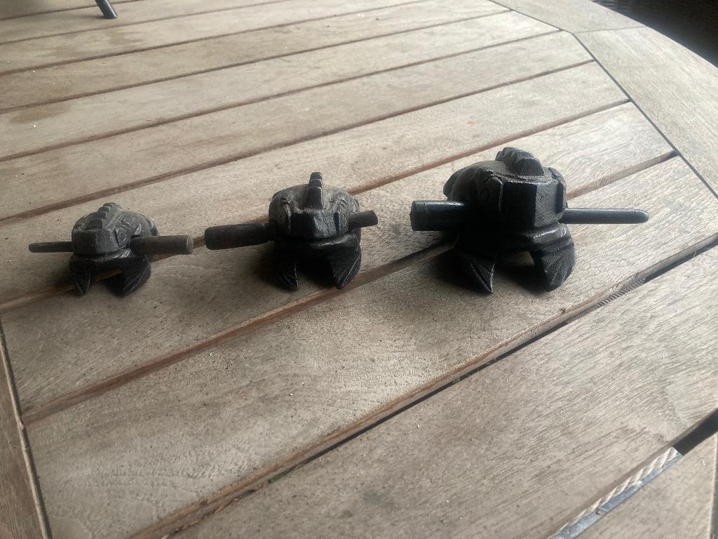 Set houten kikkers, Ophalen
