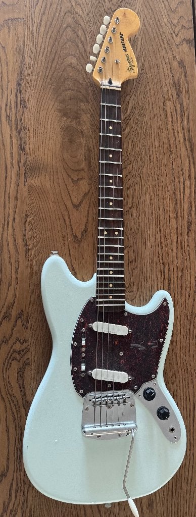 Squier Fender Mustang + Roland CUBE-20GX versterker, Musique & Instruments, Instruments à corde | Guitares | Électriques, Fender