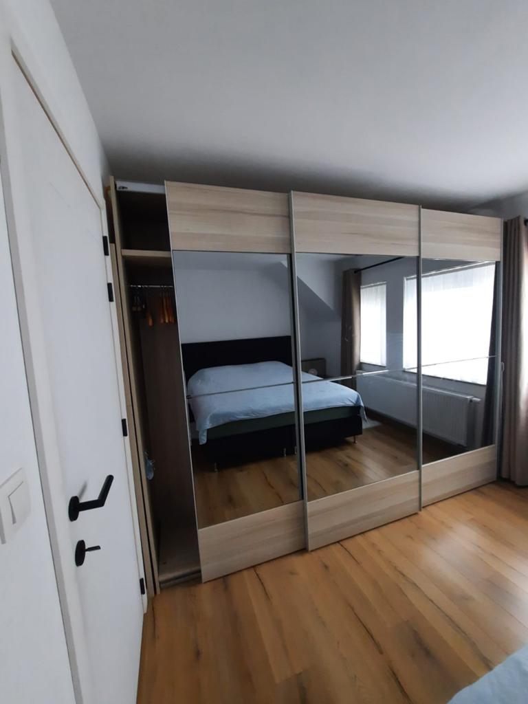Grote kleerkast (280x220x53), commode & 2 nachtkastjes, Huis en Inrichting, Ophalen