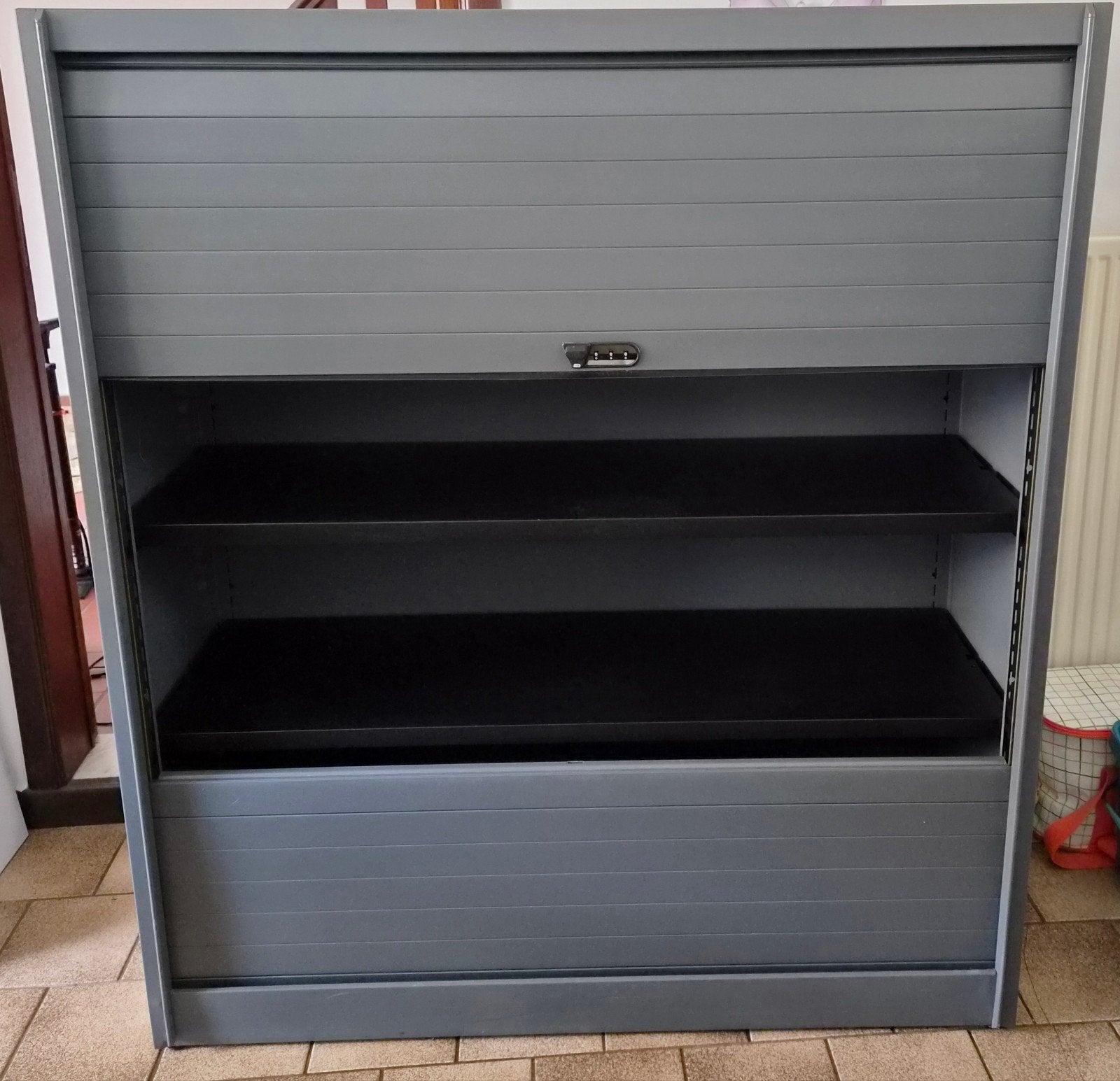 Bulo Metalen Roldeurkast / Archiefkast (H138xB120cmxd45, Huis en Inrichting, Kasten | Roldeurkasten en Archiefkasten, Ophalen