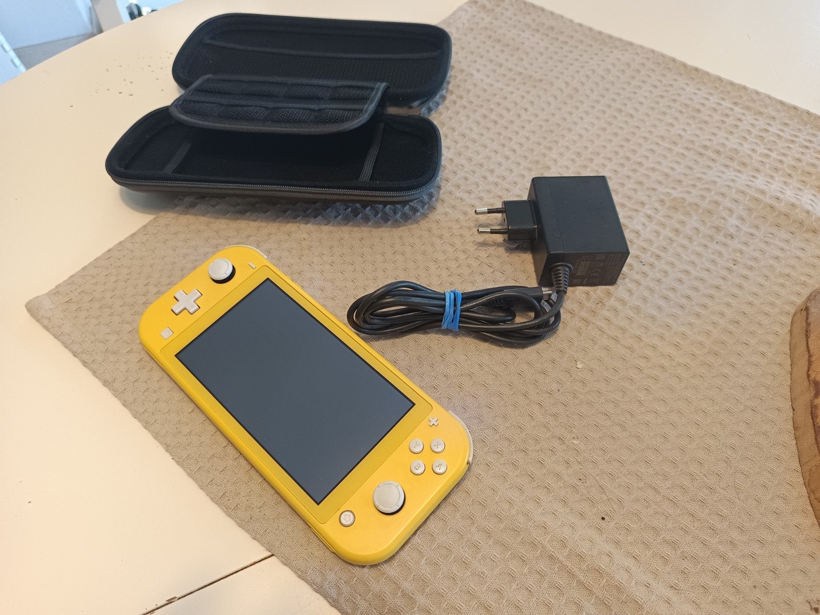 Nintendo switch Lite, Ophalen, Geel, Gebruikt, Met beschermhoes of tas