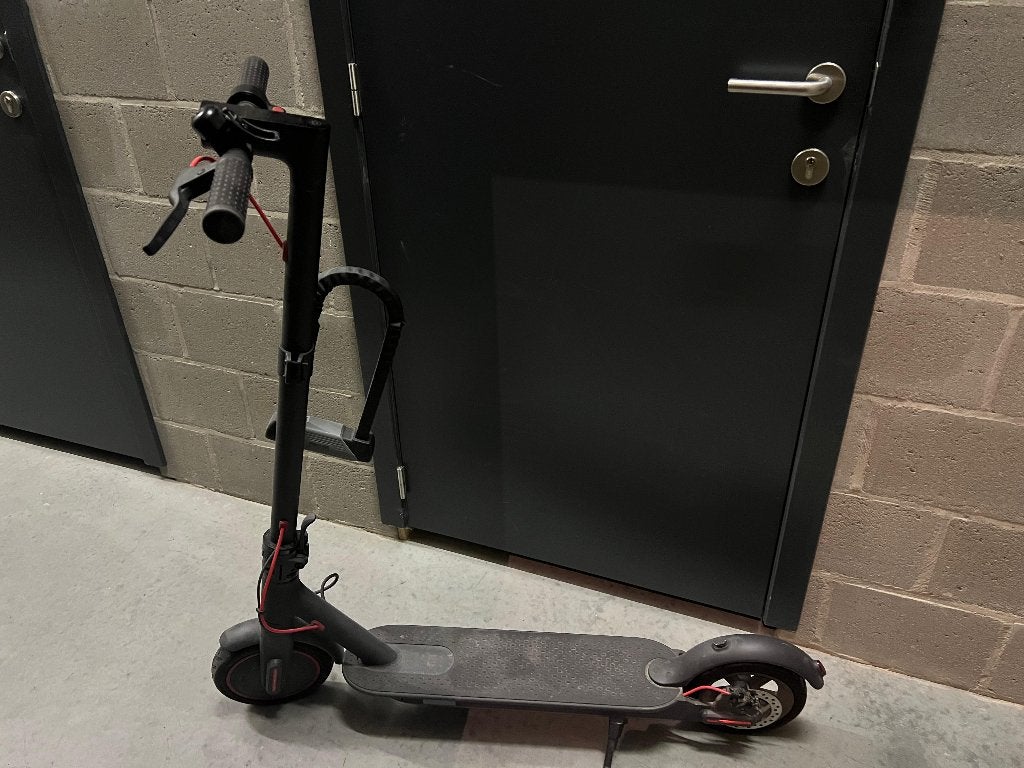 Xiaomi electric scooter for sale with chain lock and helmet., Vélos & Vélomoteurs, Autres modèles, Enlèvement, Utilisé, Classe A (25 km/h)