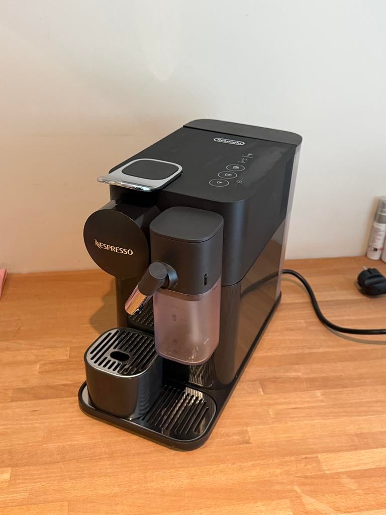 Delonghi Nespresso Lattissima One, Elektronische apparatuur, Ophalen, Koffiepads en cups, Espresso apparaat, Zo goed als nieuw