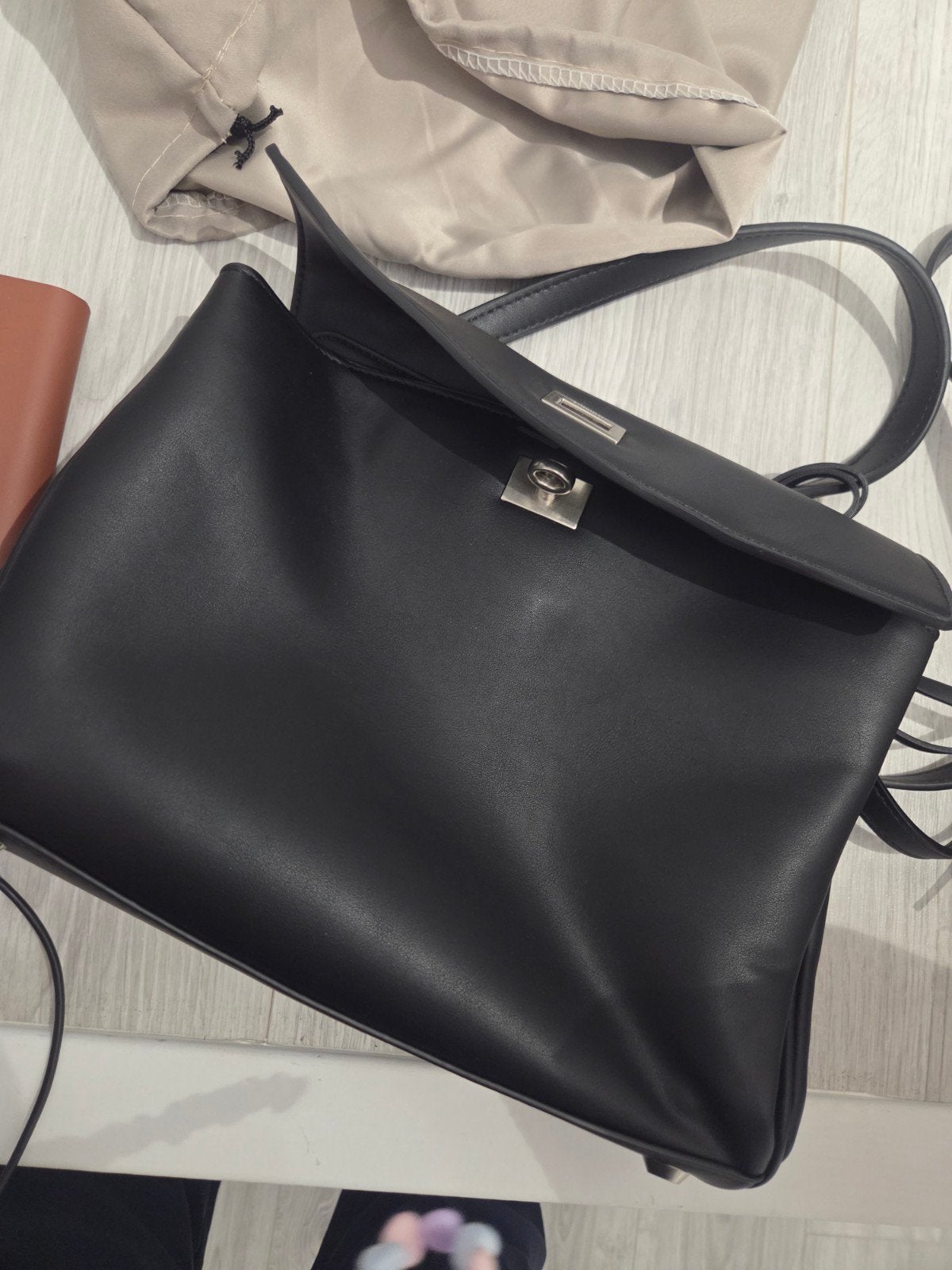 sac balenciaga, Enlèvement