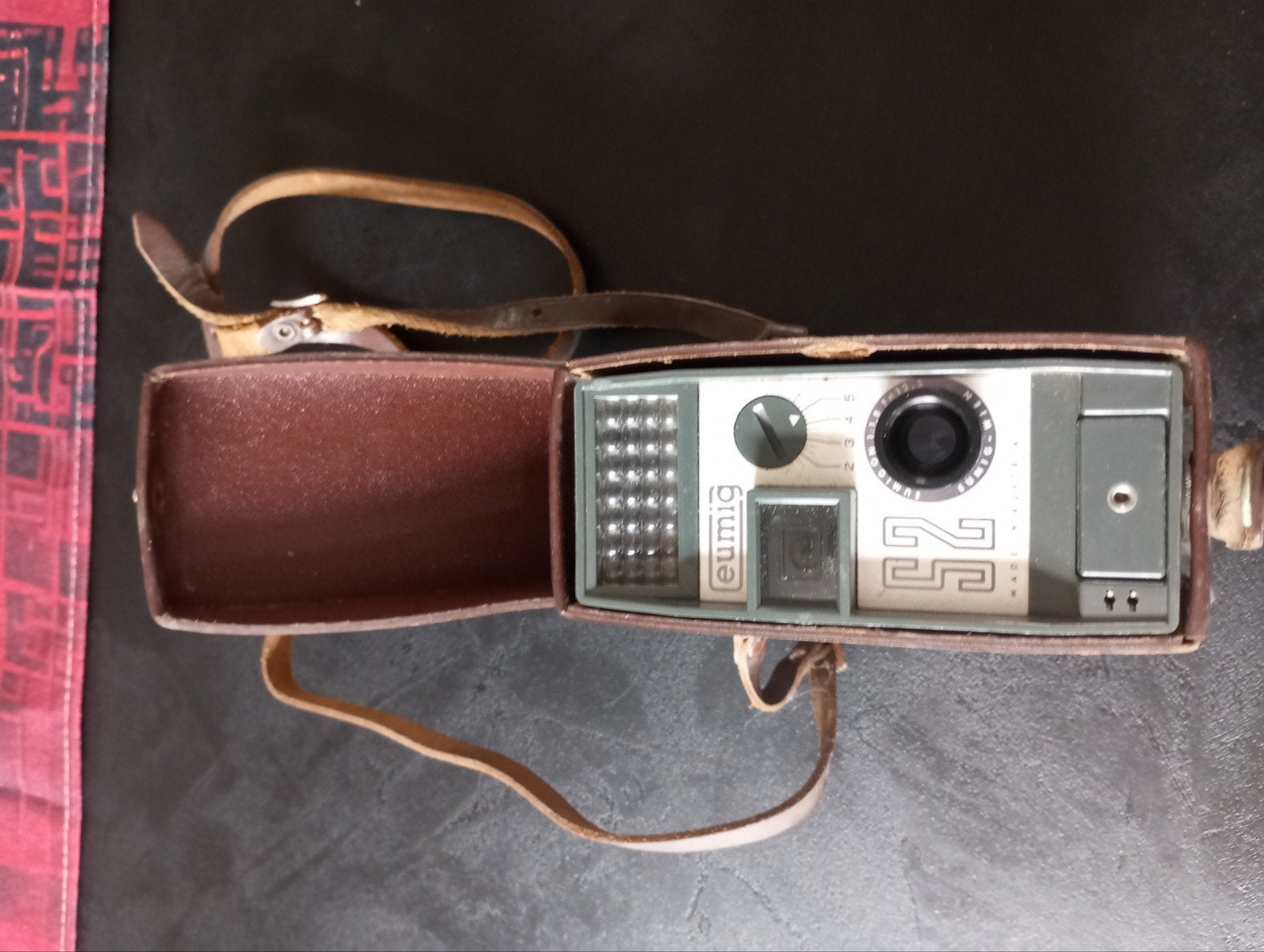 Ancienne caméra EUWIG S2 dans son étui à bandoulière en cuir, Ophalen, Filmcamera