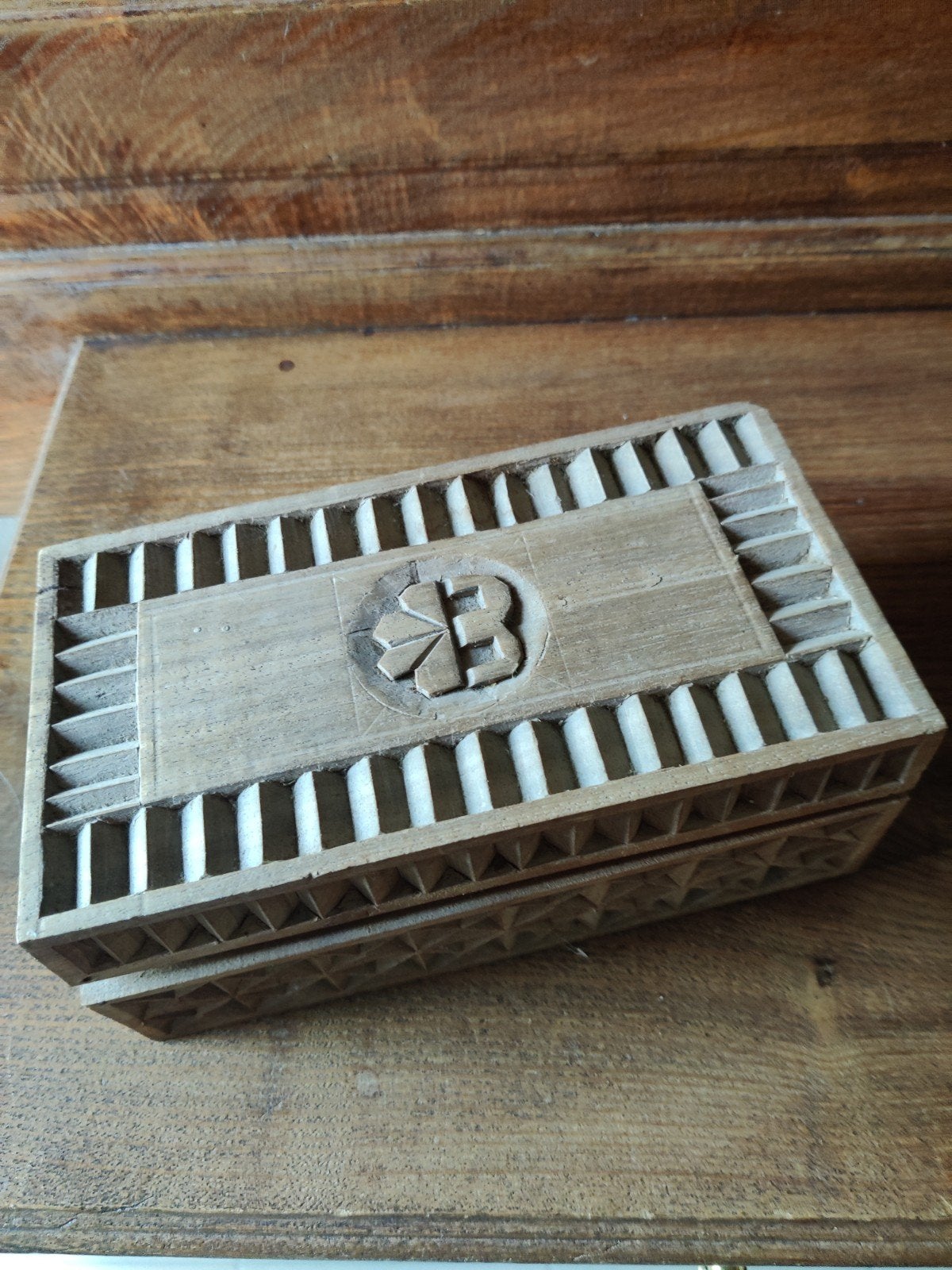 Houten kistje met parfumflesjes, Ophalen