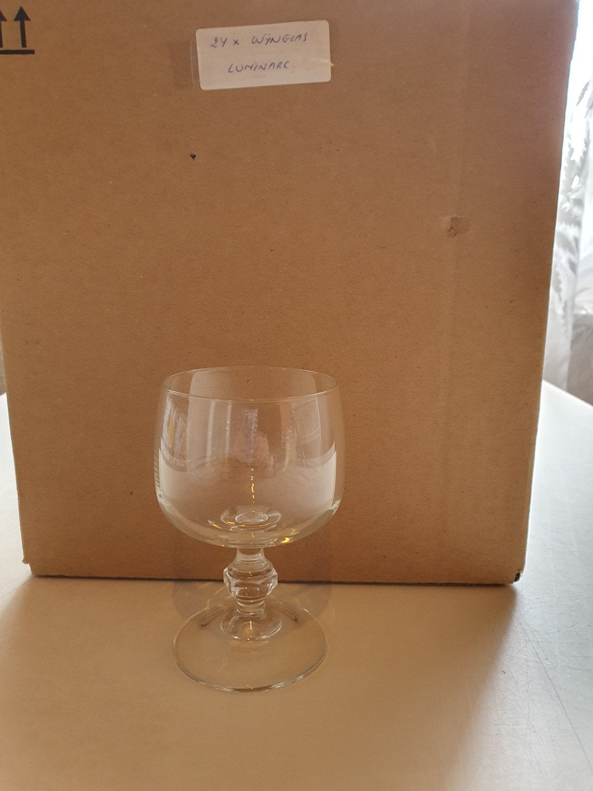 24 verres sur socle, Enlèvement