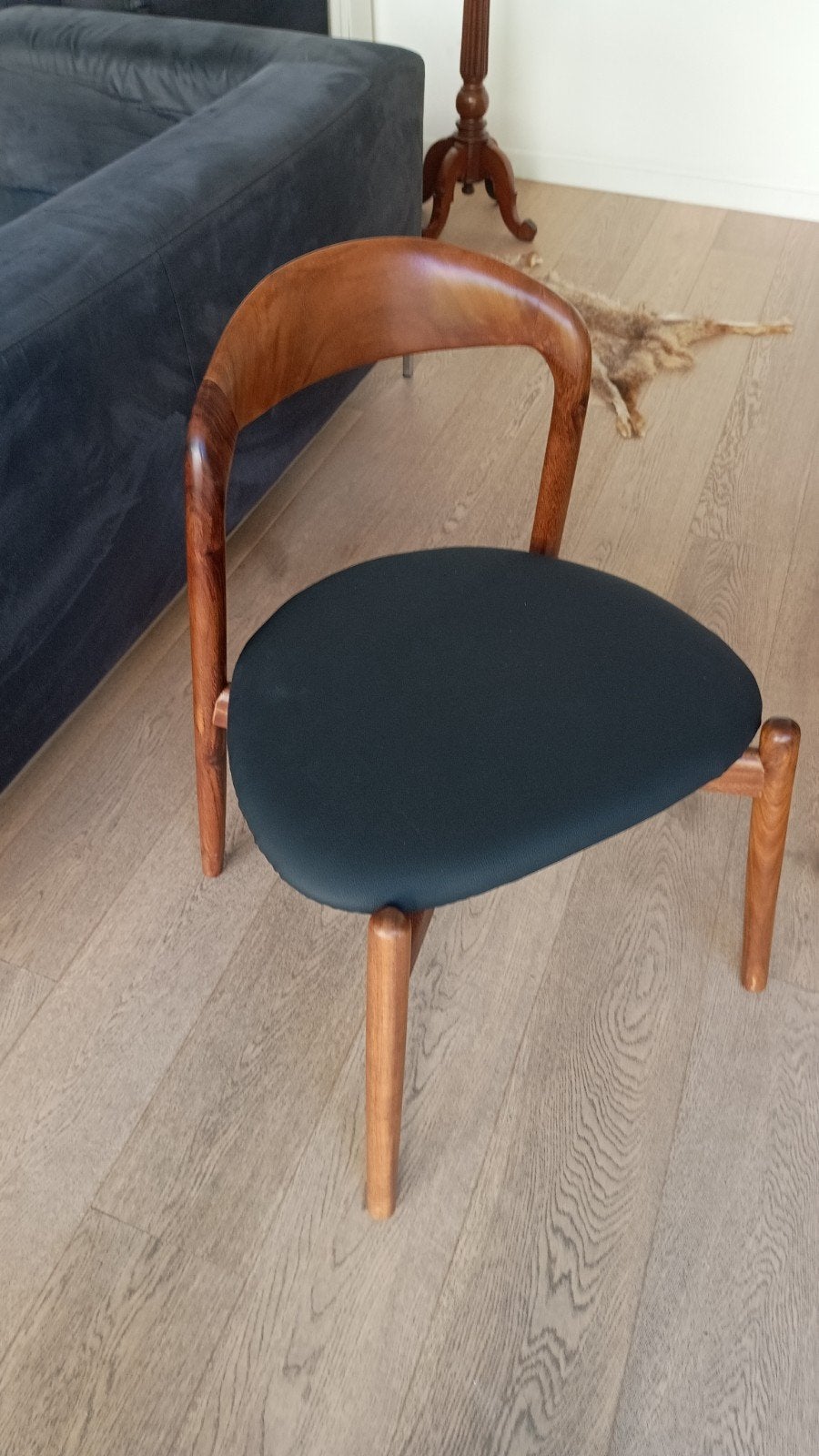 Design stoel walnoot, Huis en Inrichting, Ophalen, Zwart, Zo goed als nieuw, Vier