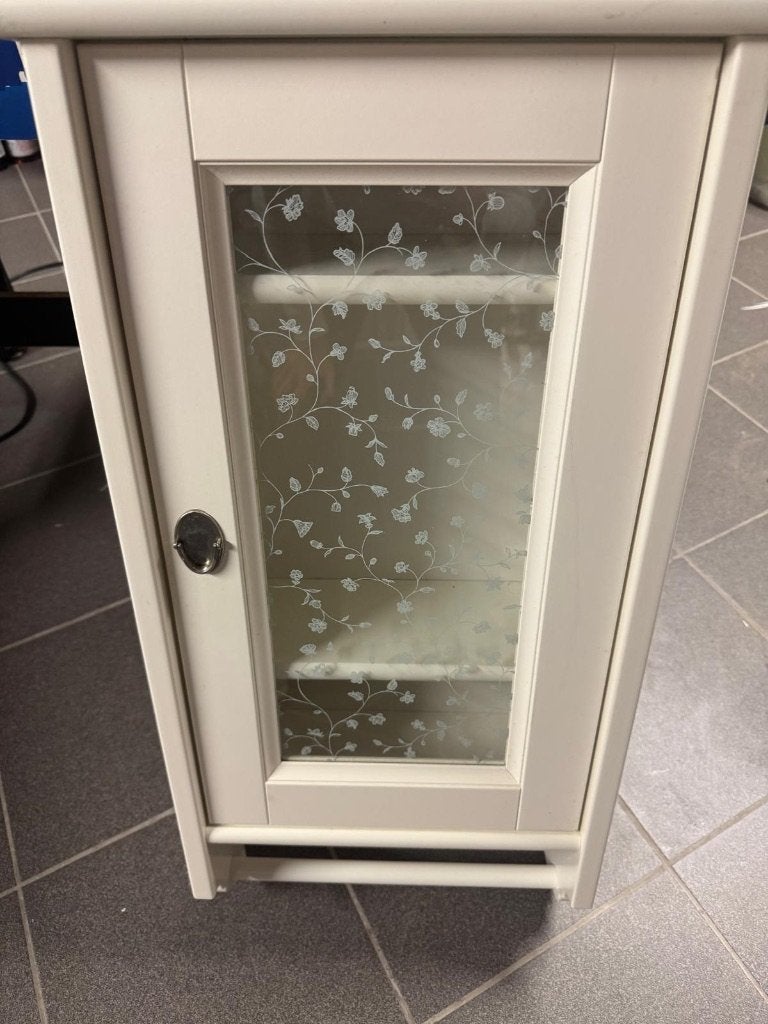 Muurkastje met glazen deurtje, Ophalen