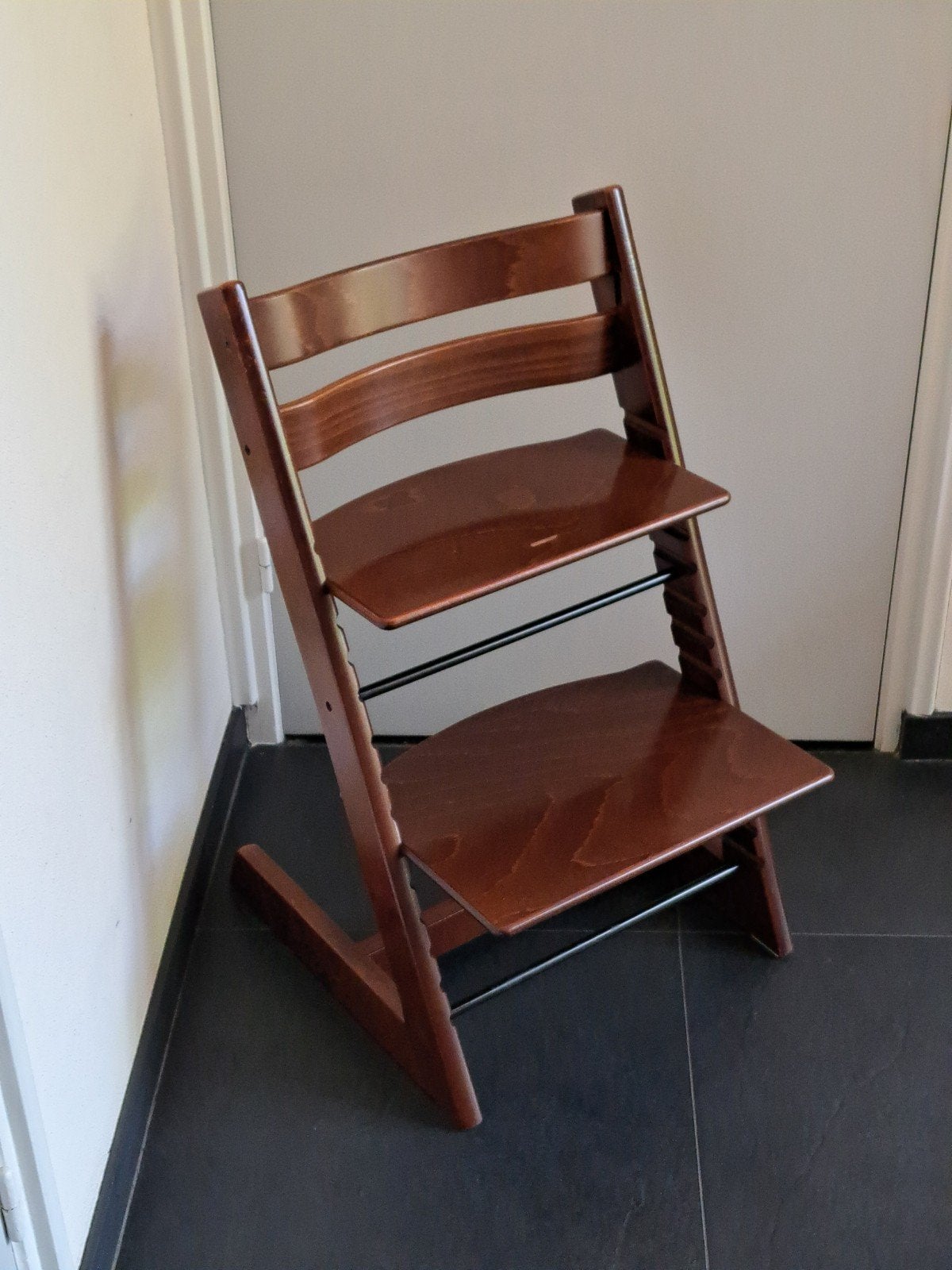 Stokke Tripp Trapp kinderstoel NIEUW MODEL in walnut, Kinderen en Baby's, Kinderstoelen, Zo goed als nieuw, Meegroeistoel, Aanschuifbaar