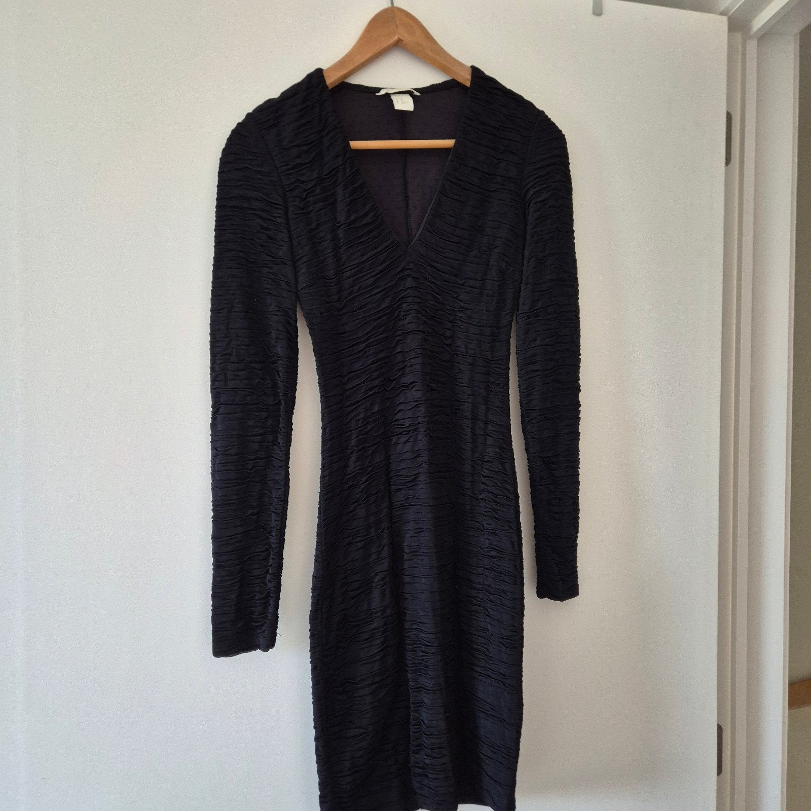 een zwarte, getextureerde bodycon jurk van het merk H&M., Kleding | Dames, H&M, Zwart, Ophalen of Verzenden, Zo goed als nieuw