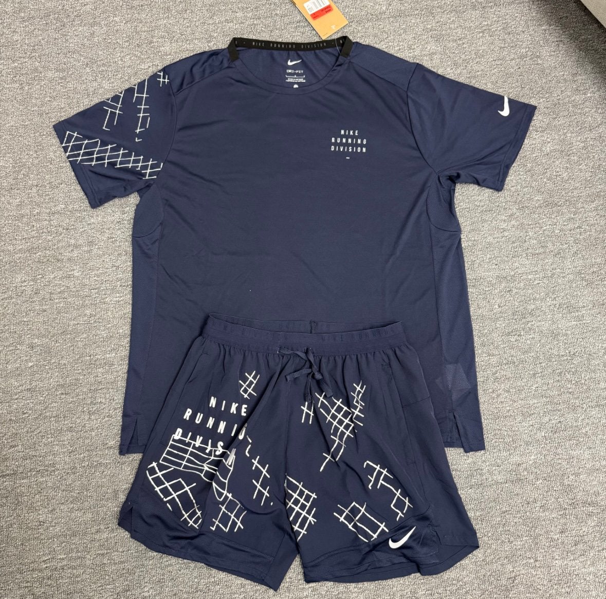 Nike Running Division SET, Ophalen of Verzenden, Nieuw, Maat 48/50 (M)