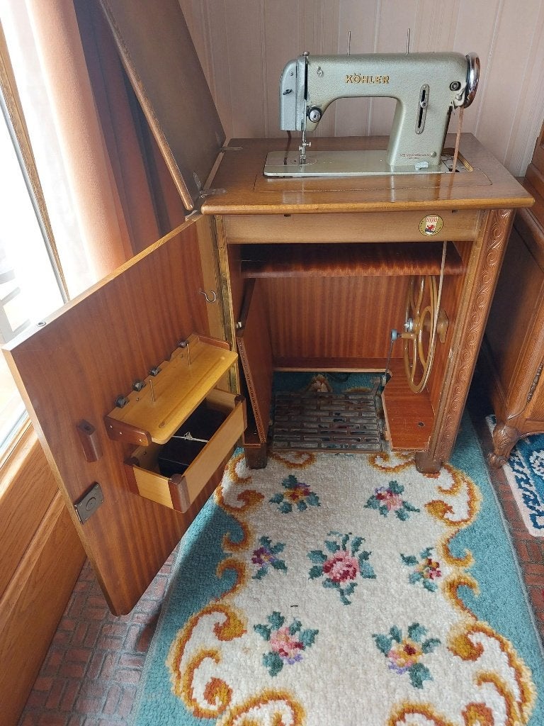 Oude naaimachine, geen elektriciteit nodig., Ophalen