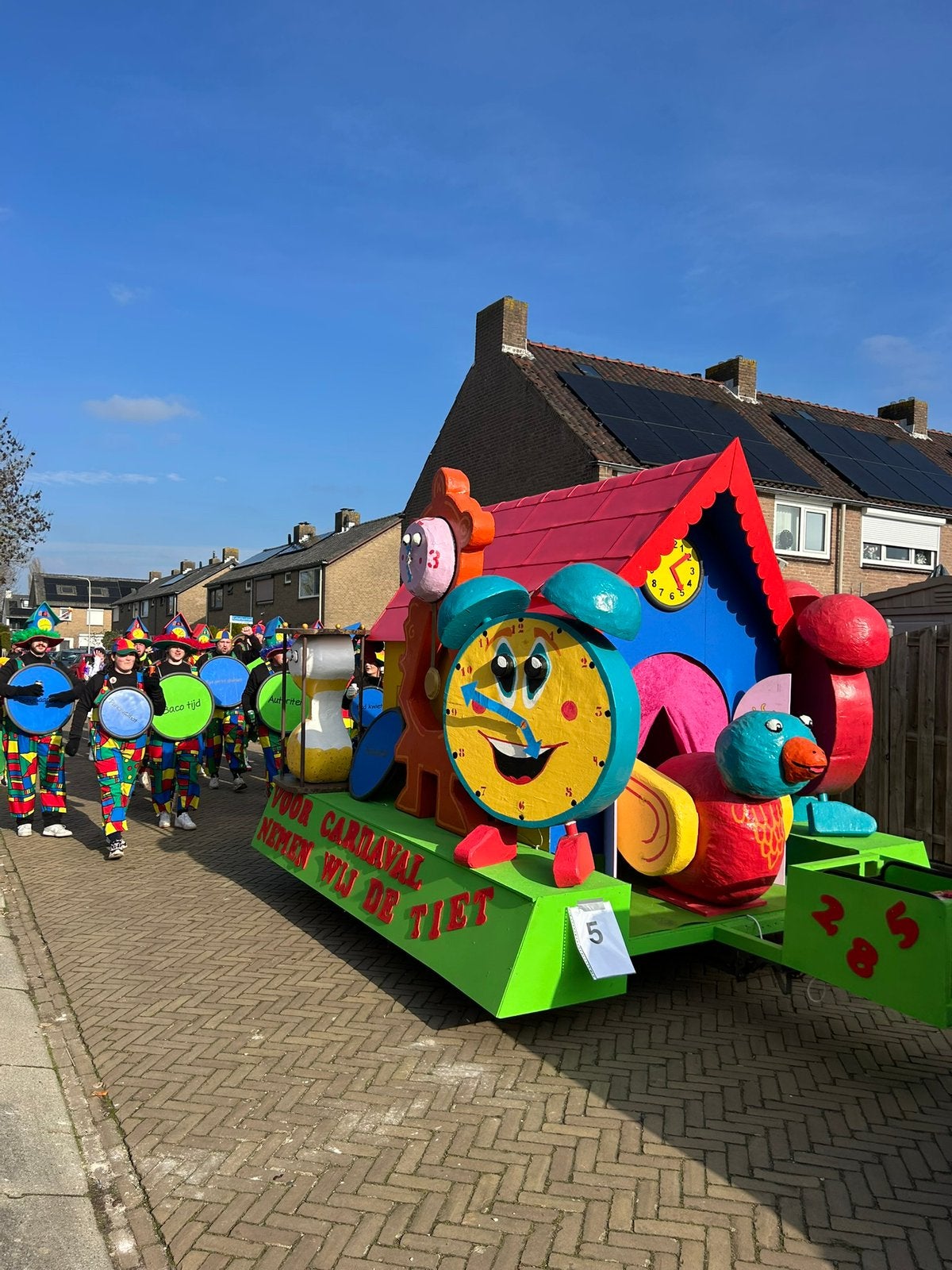 Carnavalswagen te koop, Ophalen
