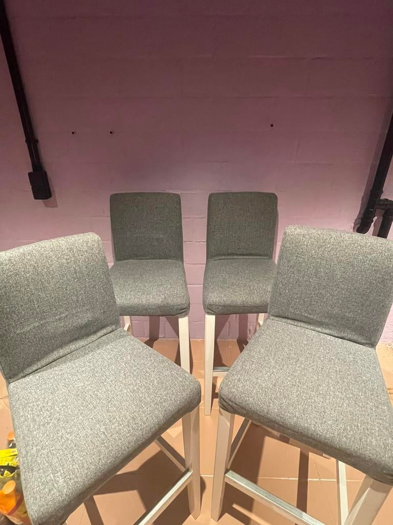4 grijze barstoelen, Huis en Inrichting, Barkrukken, Ophalen, Zo goed als nieuw