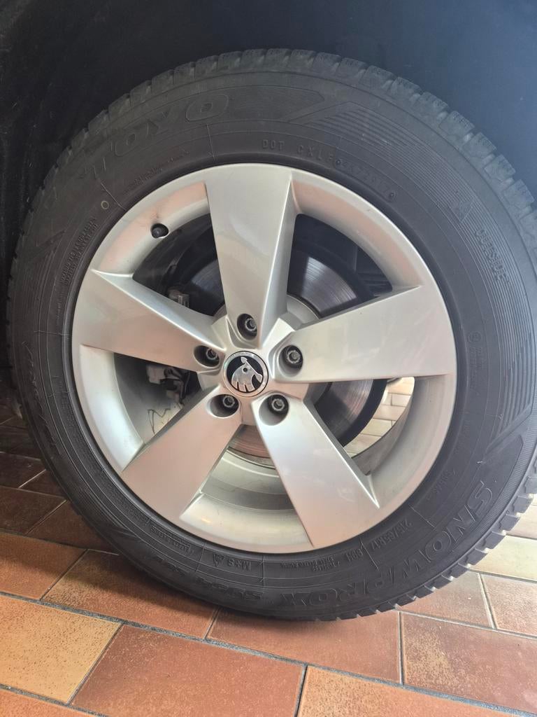 Complete Winterset 17 inch Skoda - Toyo Snowprox 215/65 R17, Auto-onderdelen, Banden en Velgen, Ophalen, Gebruikt, Overige, 17 inch