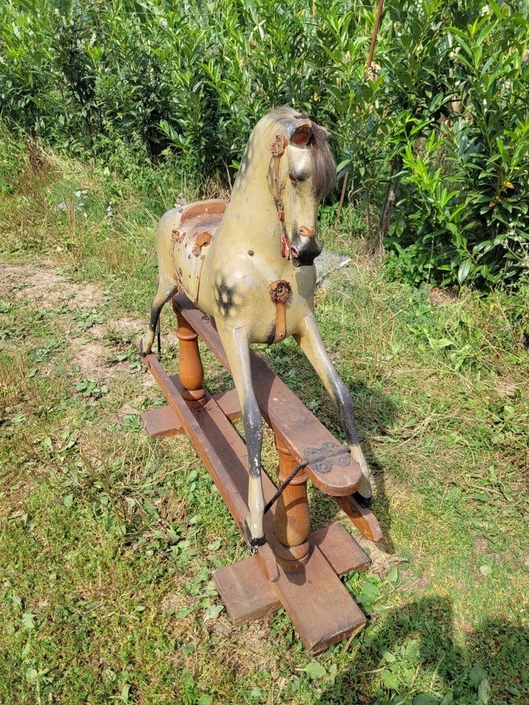 oud houten paard op voet, Ophalen