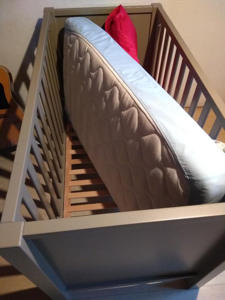 babybed quax meegroeibed taupe, incl. matras en bedomranding, Ophalen, Zo goed als nieuw, Ledikant