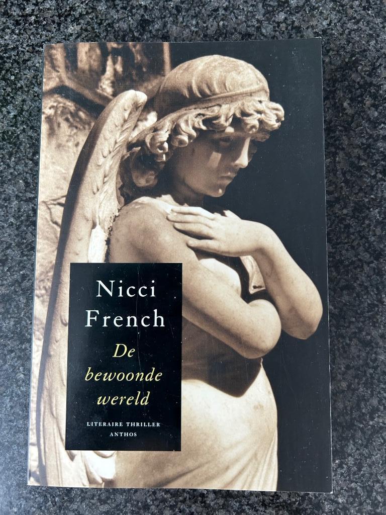 Boek ‘de bewoonde wereld’ van Nicci French, Ophalen, Nicci French, Zo goed als nieuw, Nederland