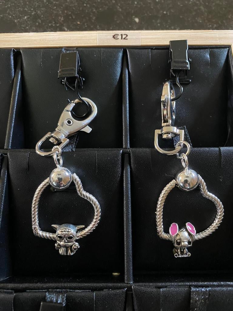 De beaux porte-clés, Disney (NOUVEAU), Bijoux, Sacs & Beauté, Bracelets à breloques, Comme neuf, 1 bracelet à breloques, Enlèvement ou Envoi