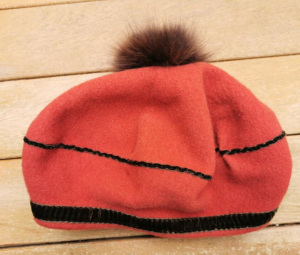 Baret, béret, Roestbruin met pompon. Hoed. Muts. Maat S., Kleding | Dames, 55 cm (S, 6⅞ inch) of minder, Ophalen of Verzenden