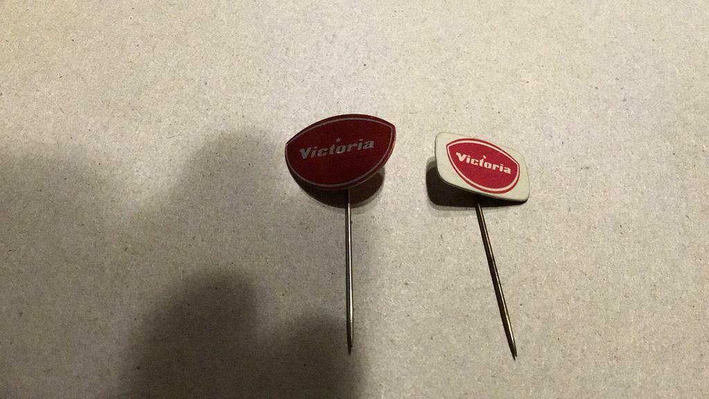 Pin's Victoria (x4), Enlèvement ou Envoi, Utilisé, Marque, Insigne ou Pin's