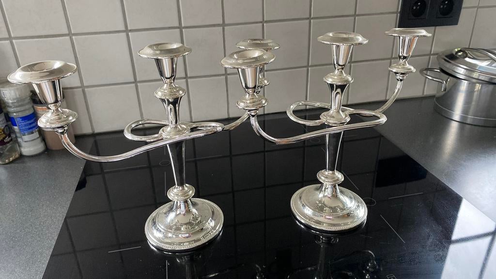 Verzilverde kandelaars, Ophalen